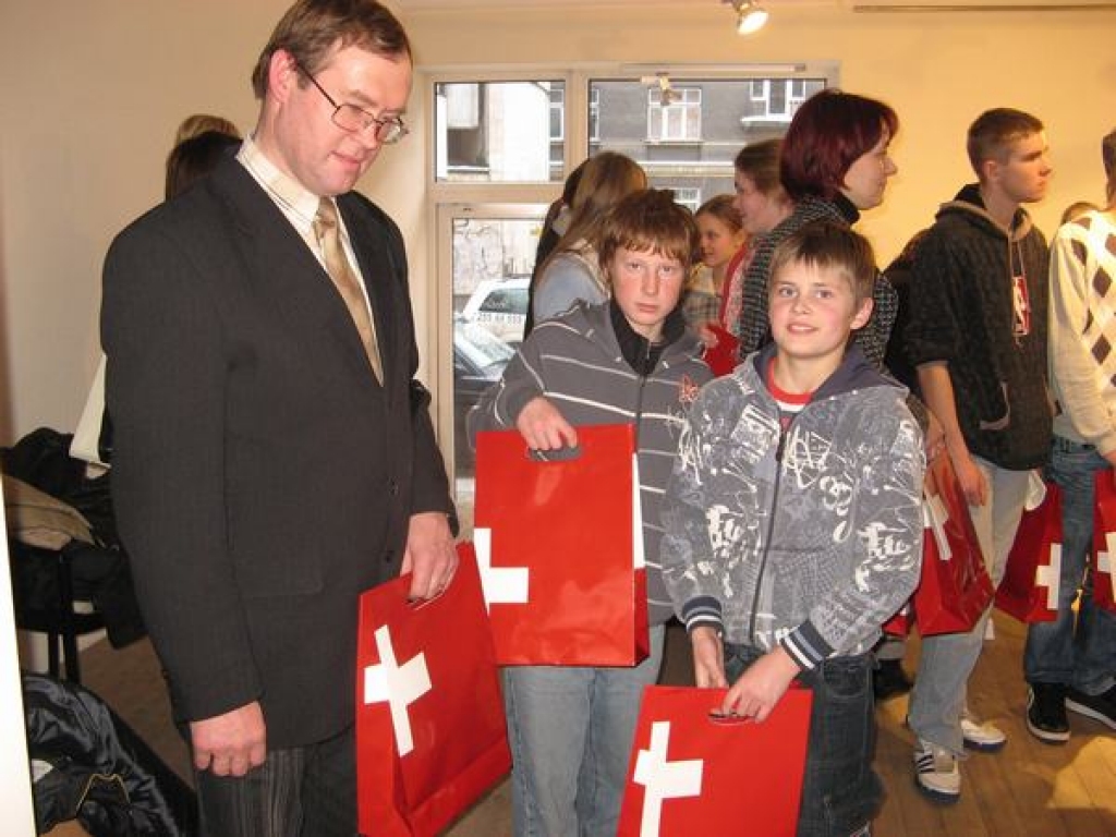 Ar Šveices dāvanām. Seces pagasta pārvaldes vadītājs Arnis Mencendorfs, Seces pamatskolas skolēni Valts Mišins un Harijs Mencendorfs konkursa “Mans skolas autobuss” atklāšanas pasākumā Rīgā. 