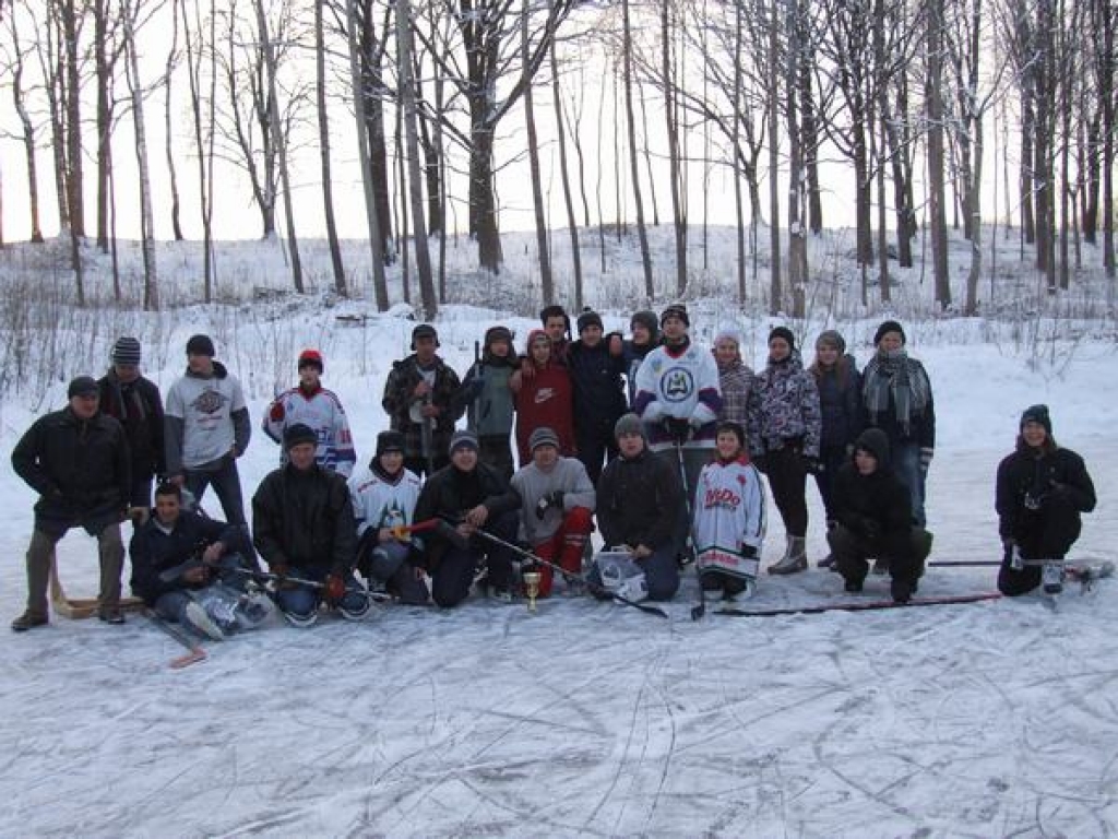 Iespējas jāizmanto. Kamēr ziema vēl, ar sniegu un ledu, jāsteidz izbaudīt ziemas priekus. Visas hokeja komandas pēc sacensībām.