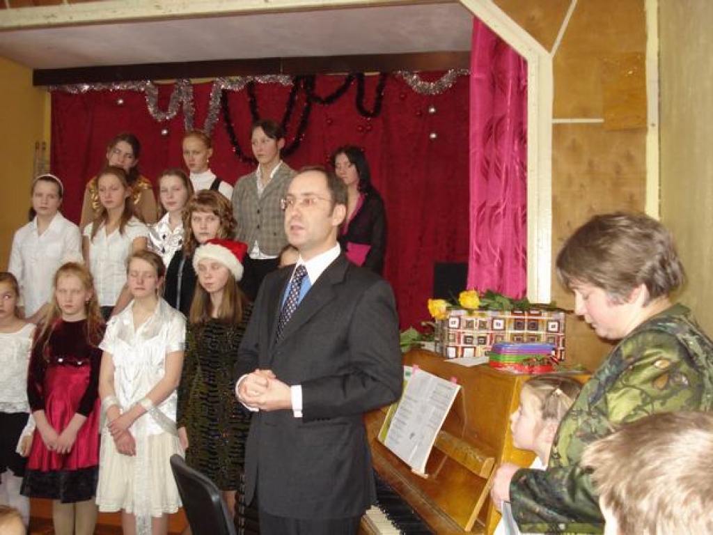 Atceroties skolas gaitas. Apgāda “Atēna” vadītājs Pēteris Jankavs (centrā) Odzienas pamatskolā. 