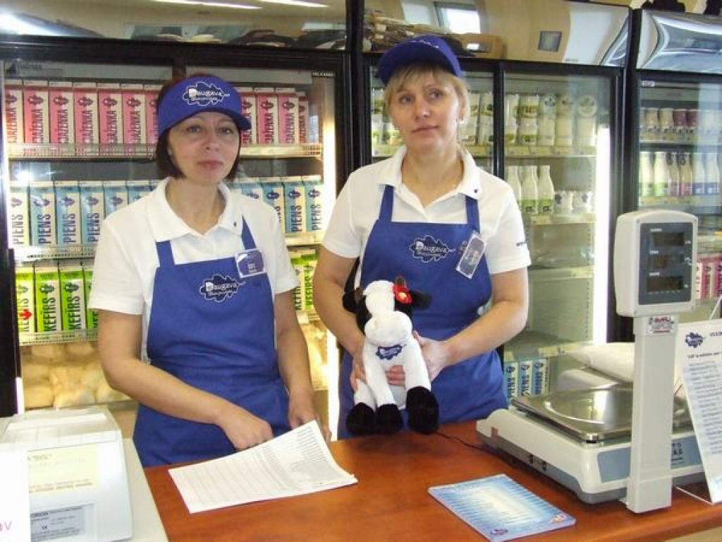 “Daugava” beidzot arī Aizkrauklē. Aizkraukles pusē līdz šim bija divi DK “Daugava” veikali — Sērenē un Koknesē, bet nebija Aizkrauklē. Pārdevējām Inārai Caunei (no kreisās) un Nadeždai Pudovai vakar bija pirmā darba diena.