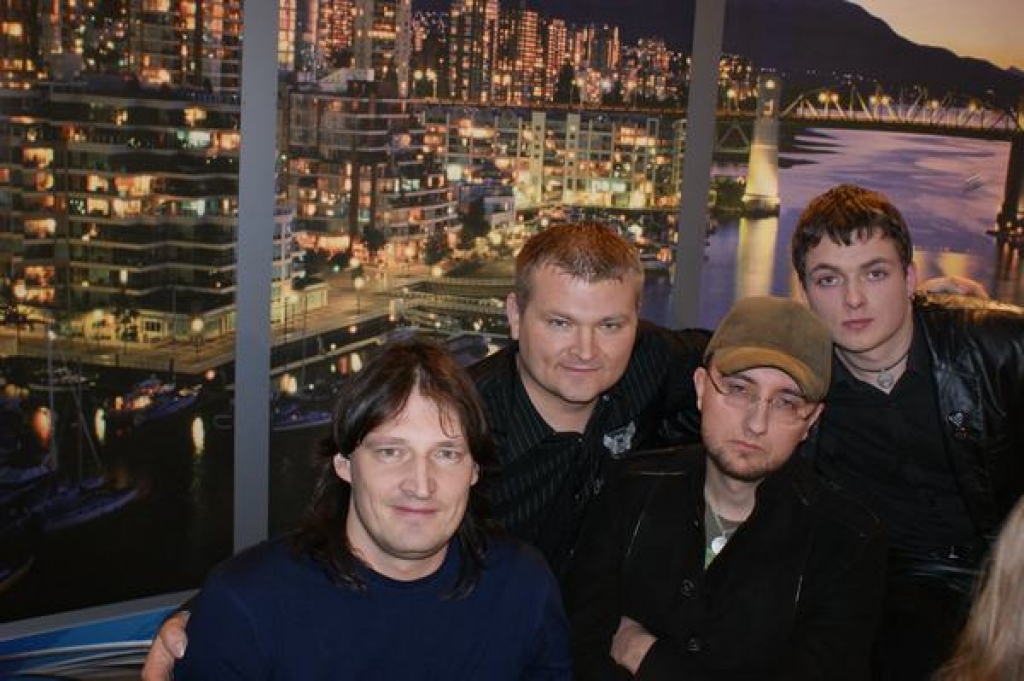 Gatavojoties konkursam. Solists Armīns Voltmanis (no labās), ģitārists Artūrs Zemnieks, basģitārists Jānis Retenais un bundzinieks Raimonds Babris.