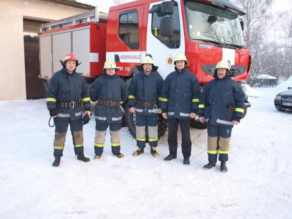 GATAVI DOTIES PALĪGĀ. Tiklīdz iezvanīsies tālrunis, Aizkraukles nodaļas ugunsdzēsēji ir gatavi doties palīgā. No kreisās: Dainis Ozoliņš, Normunds Bērziņš, Armands Skudra, Spodris Tālmanis un Mārtiņš Paškevičs. 