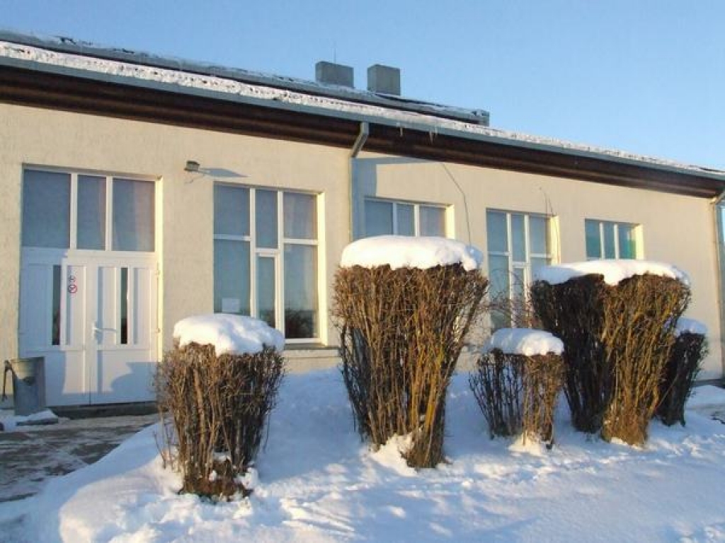 Nezinātājs neatrastu. Par to, ka šajā ēkā ir kafejnīca, liecina vien neliels uzraksts pie durvīm.