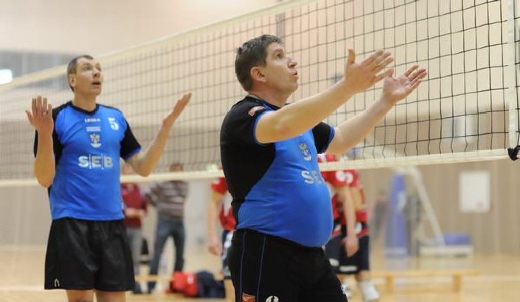 Bez emocijām dažkārt neiztikt. Viens no pirmās kārtas emocionālākajiem mačiem — spēlē ar Kuldīgas volejbolistiem. Jānis Pļavinskis(no kreisās) un Edgars Ratnieks.