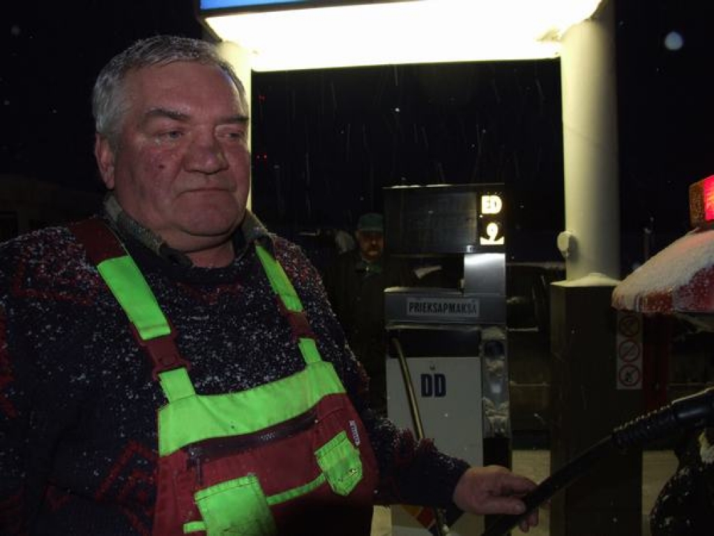 Atkal pie darba. Arkādijs Dardecs šogad pateicoties ar sniegu bagātās ziemas dēļ ticis arī pie mazas prēmijas par labu darbu.