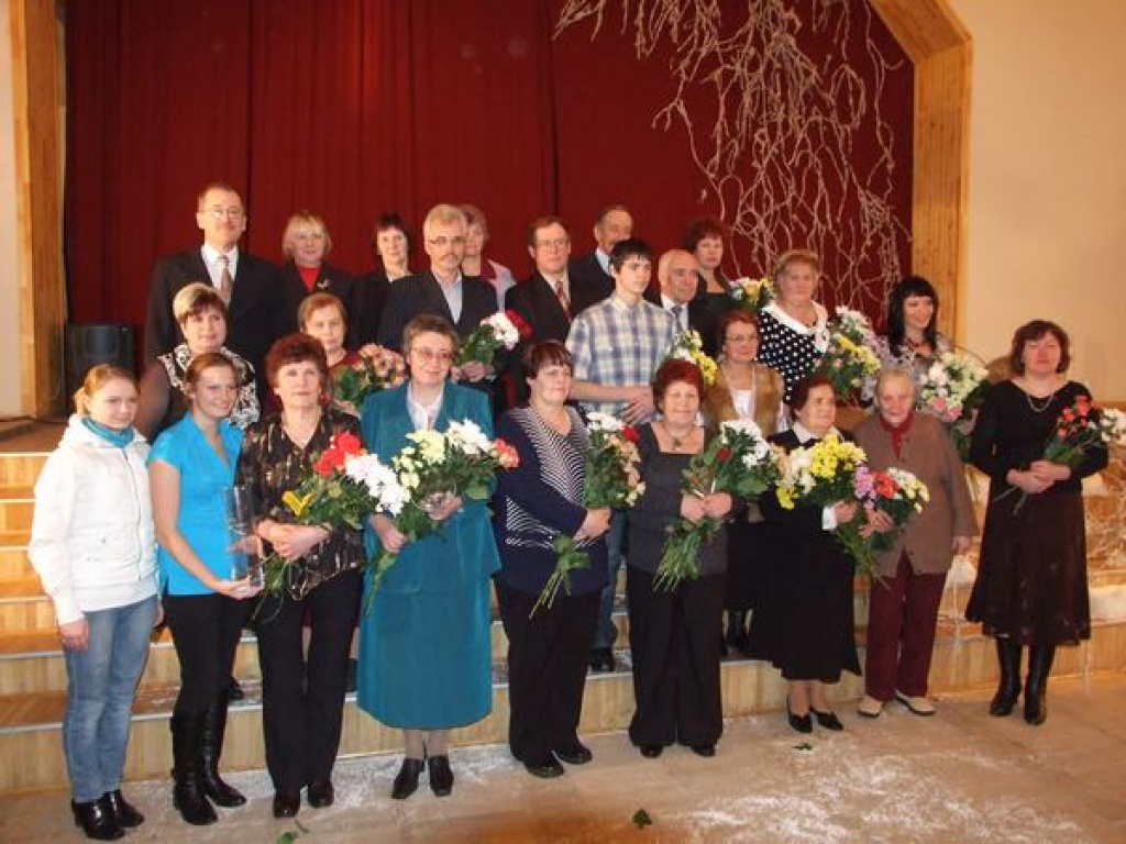 Labi vārdi, ziedi un smaidi. Goda nosaukuma “Labā zvaigzne” ieguvēji kopā ar pašvaldību pārstāvjiem. 