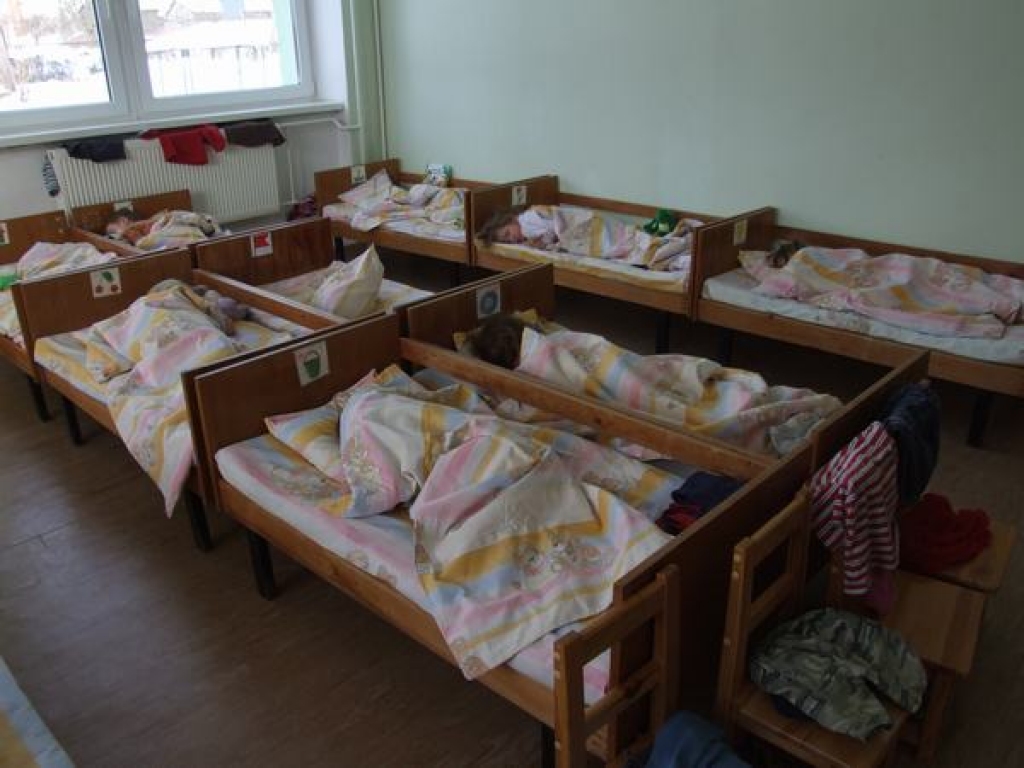 Salds miegs. Jaunizveidoto diennakts grupu apmeklē dažādu vecumu bērni. Kad “Staburags” viesojās “Bitītē”, viņi gulēja diendusu. 