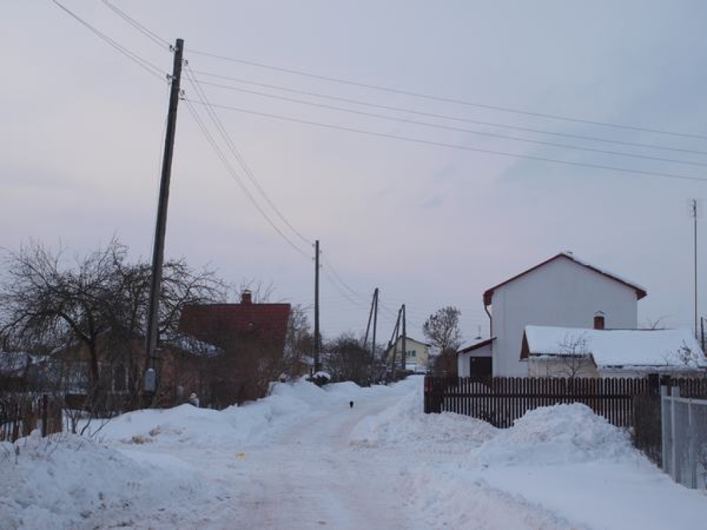 BŪVĒS JAUNU. Kooperatīvās sabiedrības “Lielziedi” teritorijā līdzšinējo elektropiegādes sistēmu pakāpeniski nojauks un būvēs jaunu atbilstoši drošības prasībām un patērētāju vajadzībām.  