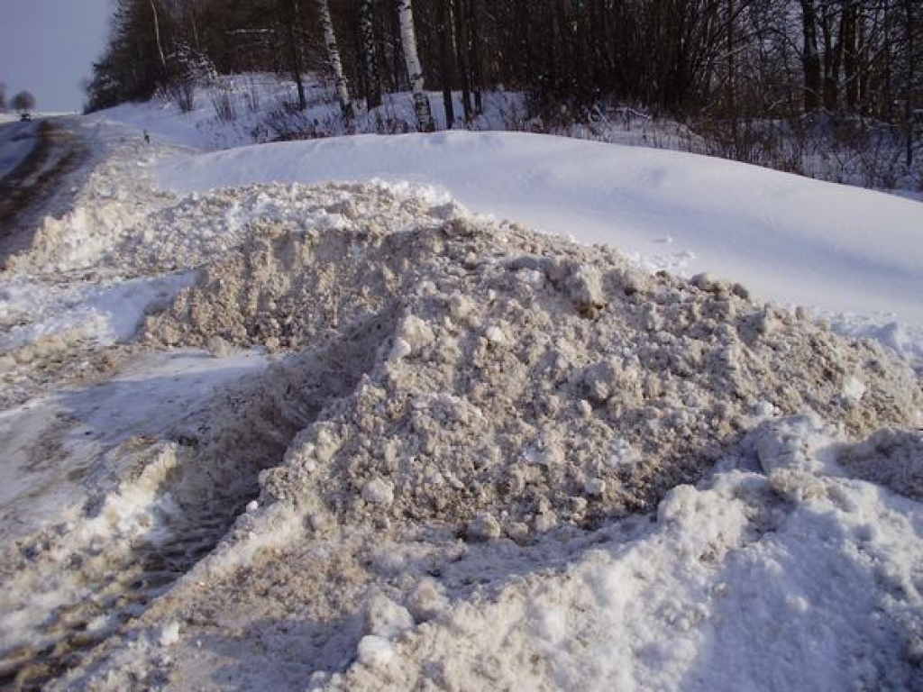 Nepārvarams šķērslis. Pāri šim sniega kalnam “Ozolkalnu” saimnieku mašīna netiek, un norakt to ar lāpstām viņiem nav spēka. 