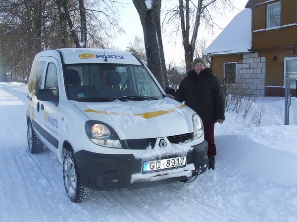 Sniegs problēmas nesagādā. Valija Skadiņa ar auto piegādā sūtījumus Ērberģes puses ļaudīm. 