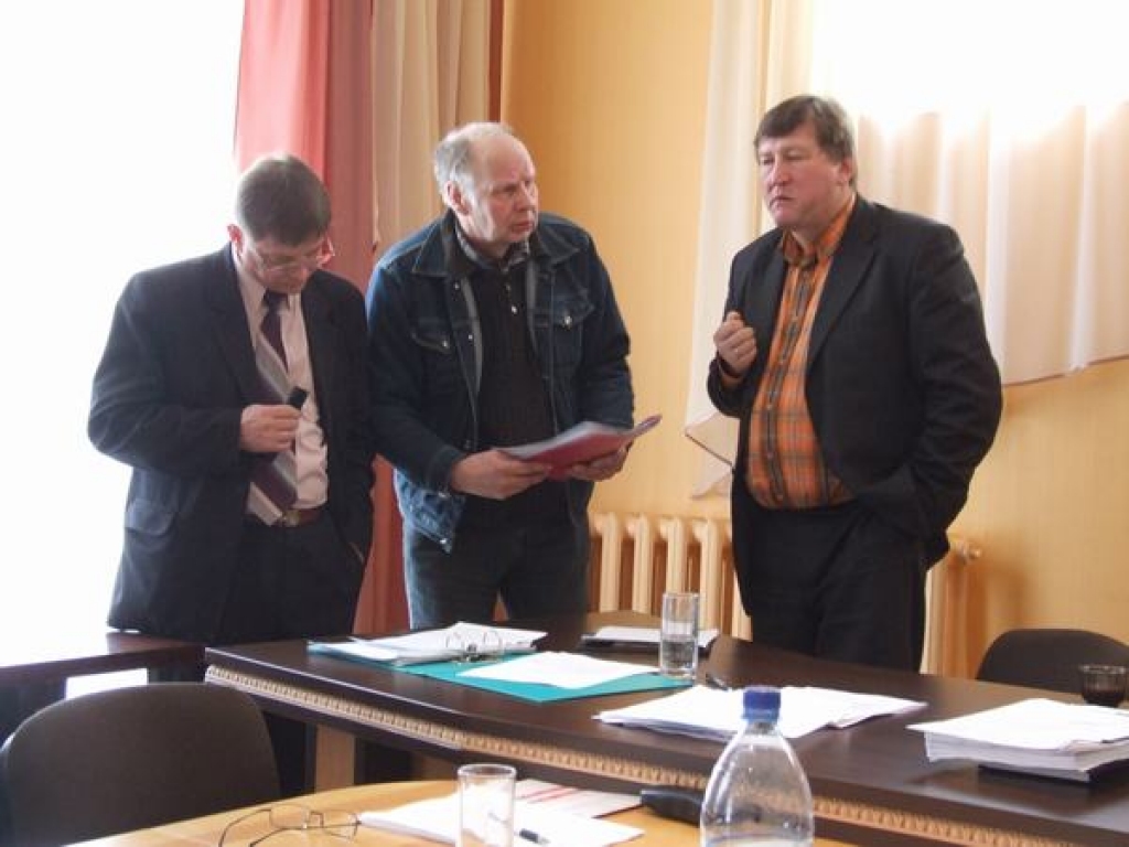 Diskusijas nerimst. Juris Zālīti (no kreisās), Arvīds Grigāns un Aivars Miezītis sēdes pārtraukumā.