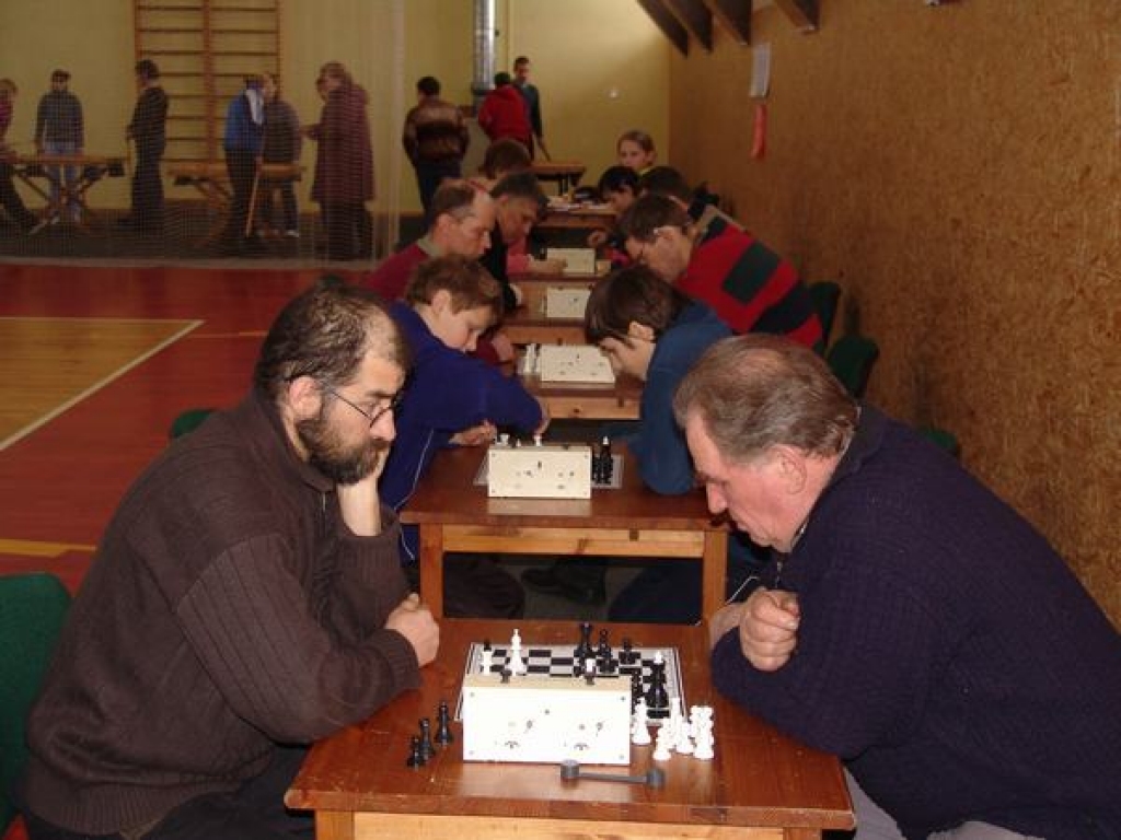 Sestdien, 20.februārī, Mazzalves pagasta sporta hallē pulcējās ap 70 aktīva dzīvesveida cienītāju, lai piedalītos tradicionālajās atklātajās Mazzalves pagasta meistarsacīkstēs šahā, novusā un šautriņu mešanā. 