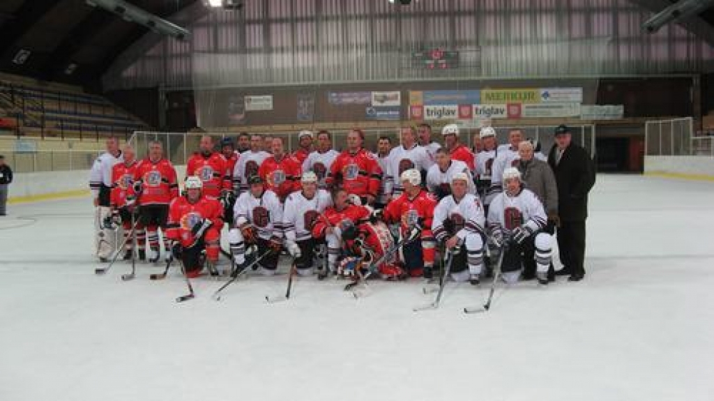 Slovēnijā, Bledā, janvāra beigās notika pasaules veterānu ziemas olimpiskās spēles dažādos sportaveidos. Hokeja turnīrā piedalījās arī Latvijas komanda “Vecmeistari”, kura tajā izcīnīja pārliecinošu uzvaru.
Autors: Sarmīte Drapāne