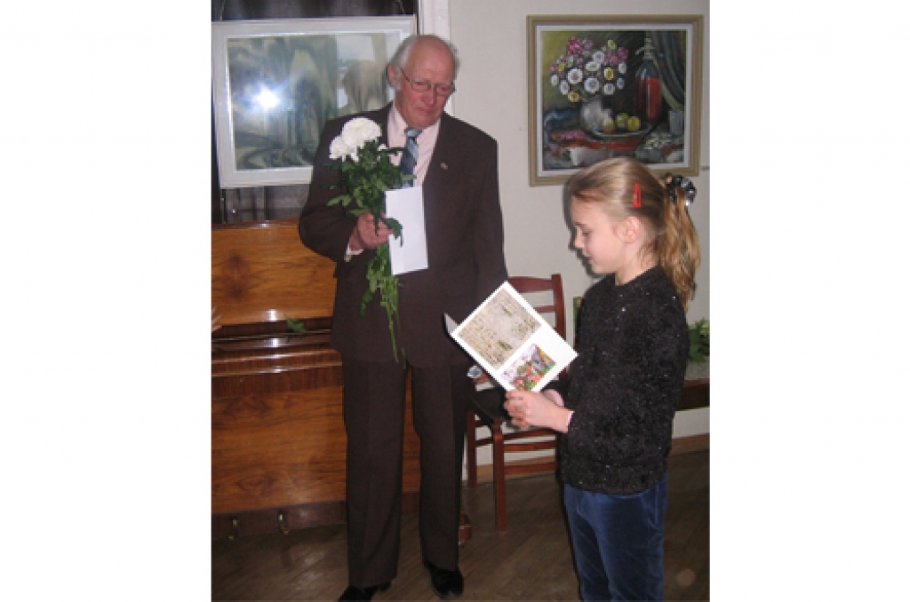 DIVAS RADOŠAS PERSONĪBAS. Linarda Skudras mazmeita Eirana vectētiņam jubilejā veltīja pašsacerētu dzejoli.