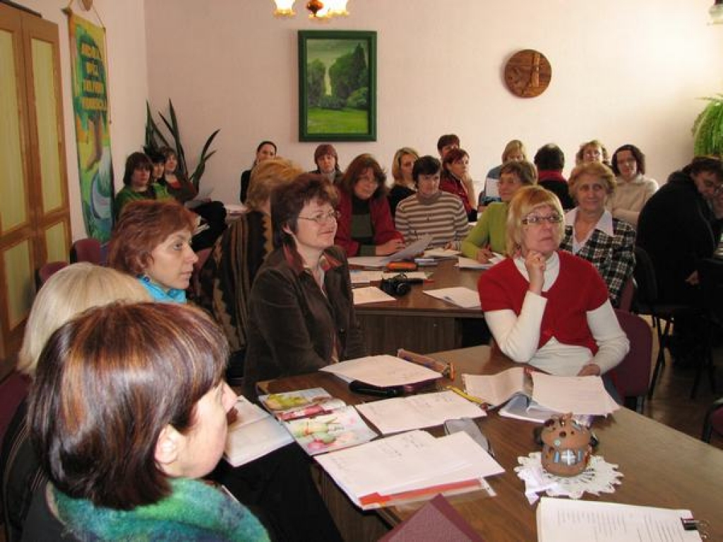 SKOLAS SOLĀ SKOLOTĀJI. Seminārā Skrīveru vidusskolā skolotāji mācījās, kā strādāt ar bērniem no sociālās atstumtības riska grupām.