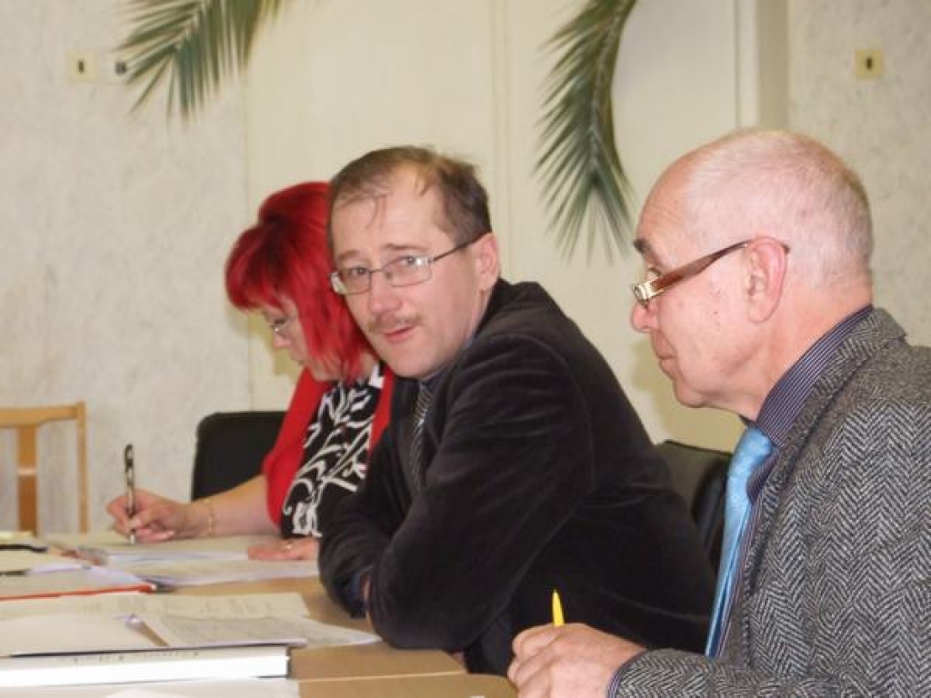 Budžets pieņemts. Jaunjelgavas novada domes priekšsēdētjs Guntis Libeks (vidū) un izpilddirektors Jānis Dimitrijevs pēc budžeta pieņemšanas.