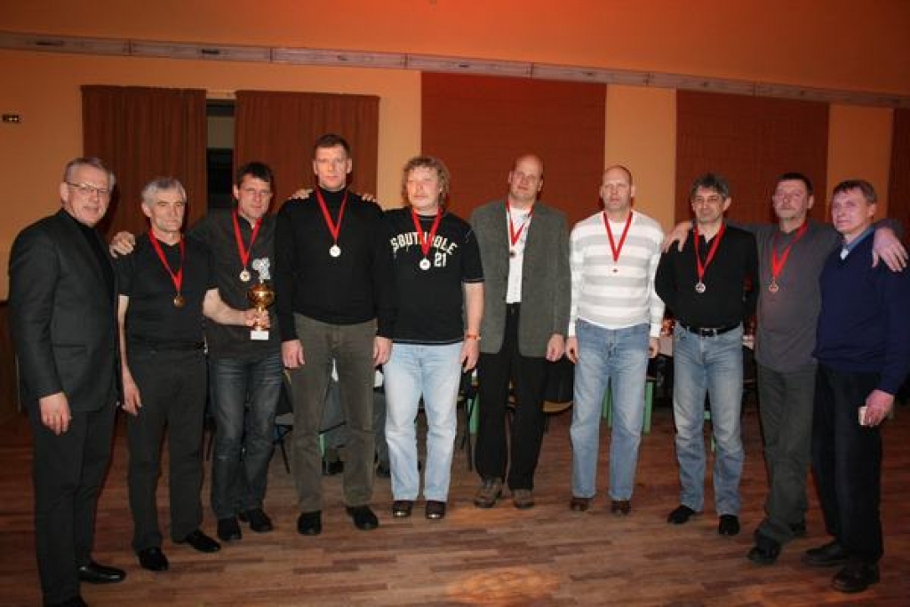 UZVARĒTĀJI — MĀJINIEKI. LVF prezidents Almers Ludviks (no kreisās) un Neretas vīru komanda: Arkādijs Trukšs, Aldis Muraško, Romāns Princs, Jānis Sniķeris, Romāns Akimoževs, Aldis Apsītis, Juris Rakevičs, Gunārs Mačeks un sacensību organizators Imants Silavs.