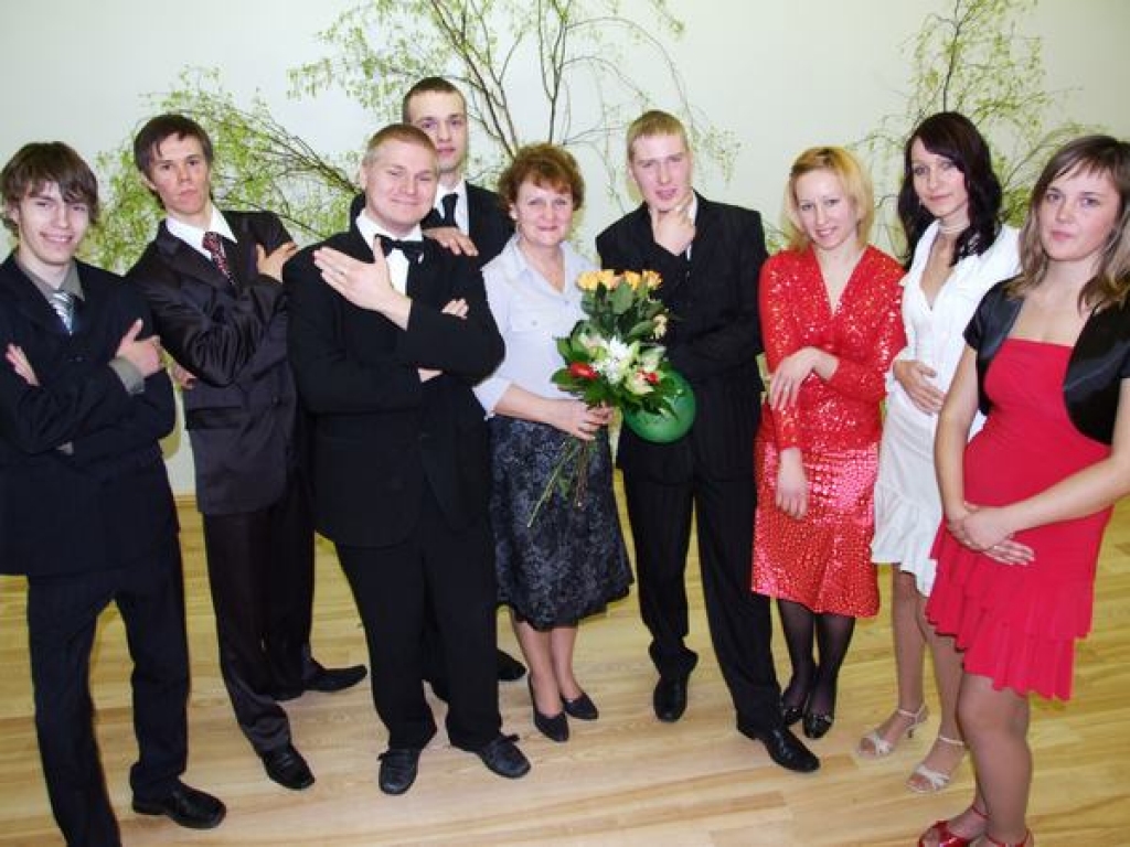 Jautri un emocionāli. Valles vidusskolas 12. klases audzēkņi Nauris Rozenfelds (no kreisās), Edgars Strupuls, Kristaps Strups, Konstantīns Ribakovs, audzinātāja Alda Zālmane, Gints Sīlis, Iluta Kļaviņa, Dane Klišmite, Iveta Sauliča.