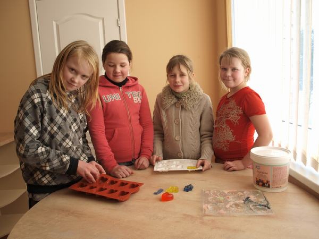 DĀVINA DRAUGIEM. Kurmenes pamatskolas skolnieces Tīna Karīna Anšance (no kreisās), Marta Barbara Letkovska, Nadīna Čudare un Agnija Ābelīte izgatavotās ziepes dāvinās draugiem un ģimenēm.  