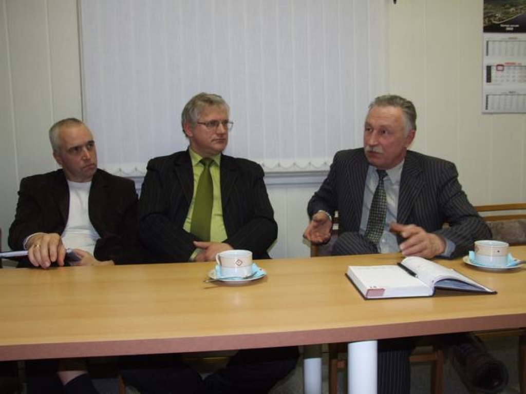 IEGUVUMS. “Biatlona sporta bāze “Jankas” Pļaviņu pašvaldībai un iedzīvotājiem ir liels ieguvums. Lai kādas varas mainītos un kādi laiki nāktu, neviens sporta bāzi neuzliks pār plecu un neaiznesīs,” saka Latvijas biatlona federācijas prezidents Jānis Bērziņš (no labās). Līdzās — Pļaviņu novada domes priekšsēdētājas vietnieks Ainārs Arnītis un deputāts Aigars Lukss. 