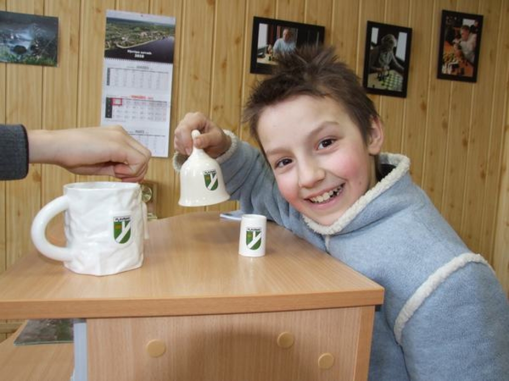 Skan skaļi. Pļaviņu novada ģimnāzijas 4. b klases skolēns Arturs Mizāns apskata tikko atvestos suvenīrus.