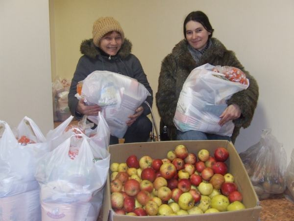 Ģimenes iztikai. Par apjomīgajām pārtikas pakām priecājas arī staburadzietes Olita Petrova (no kreisās) un Inga Višņevska. 