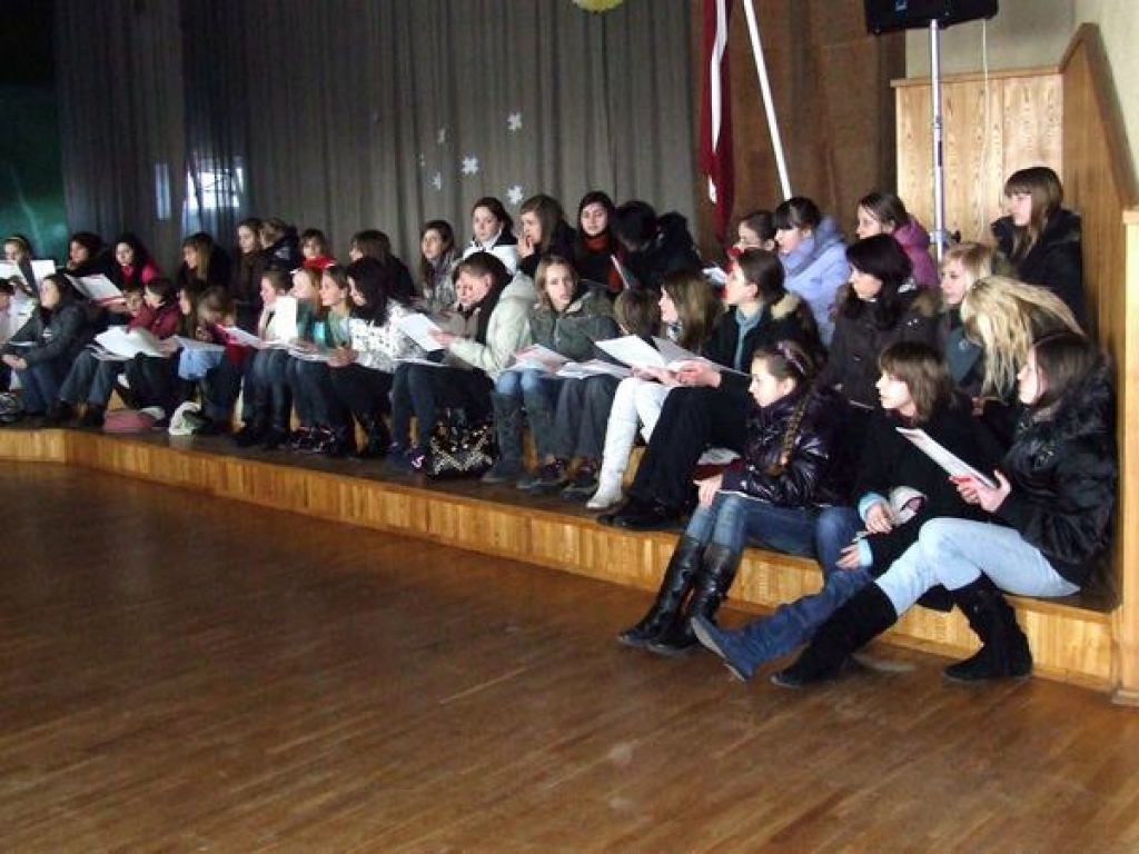 Grūts darbs. Koru repertuārā ir 26 dziesmas, un katrā kopmēģinājumā izdzied trešdaļu no tām.  