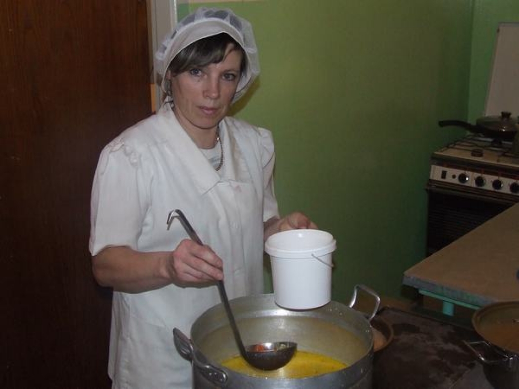 Pietiks viesiem. Trauku ar zupu piepilda Valles vidusskolas ēdnīcas pavāre Rita Kožemjakina. 