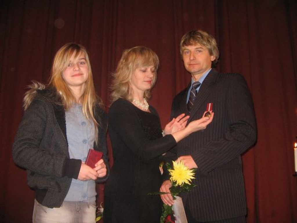 ĢIMENE LEPOJAS. Barikāžu piemiņas zīmi saņēma arī koknesietis Edgars Baikovs. Blakus — sieva Iveta un meita Anete. 