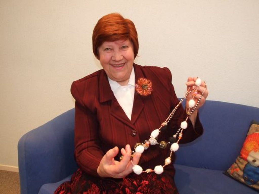 JAUKA DĀVANA.  Milda Malafejeva savas tamborētās krelles labprāt kādam uzdāvina. 