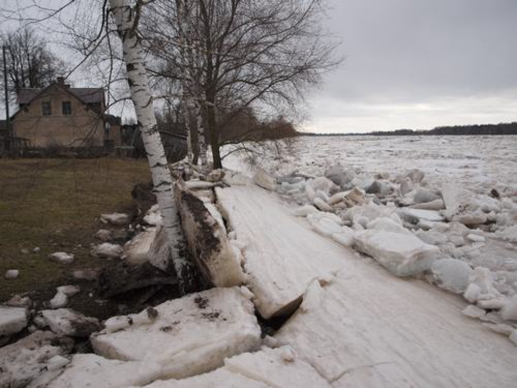 Svētdien ap pulksten 14.10 Daugavā pie Pļaviņām sākās ledus iešana. Pirmdienas pēcpusdienā bija izveidojies bīstams ledus sastrēgums un ūdens līmenis bija tikai  piecdesmit centimetru zem kritiskā līmeņa. 
Autors: Indulis Burka