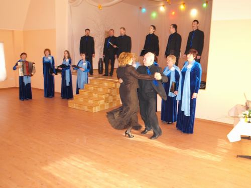 Neretas novada Zalves pagastā vakar atklāja atjaunoto saieta namu. Atklāšanā dziedāja Aizkraukles pagasta sieviešu ansamblis 