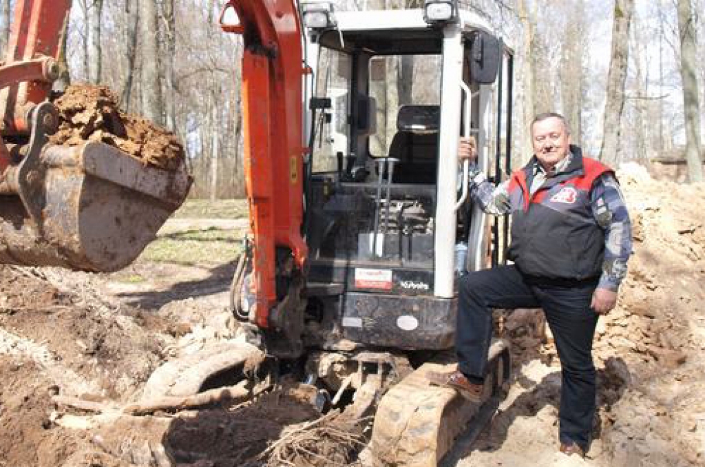 JĀROK DZIĻI. Aivars Andžāns rok tranšeju kanalizācijai un jaunajam ūdensvadam.  
