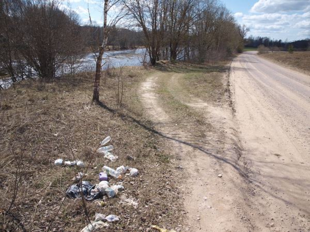 PIEMĒSLOTS.  Autoceļa Ozolaine—Straumes nomales, kas vietām ir arī Latvijas valsts robeža, piemēslojuši garāmbraucēji. 
