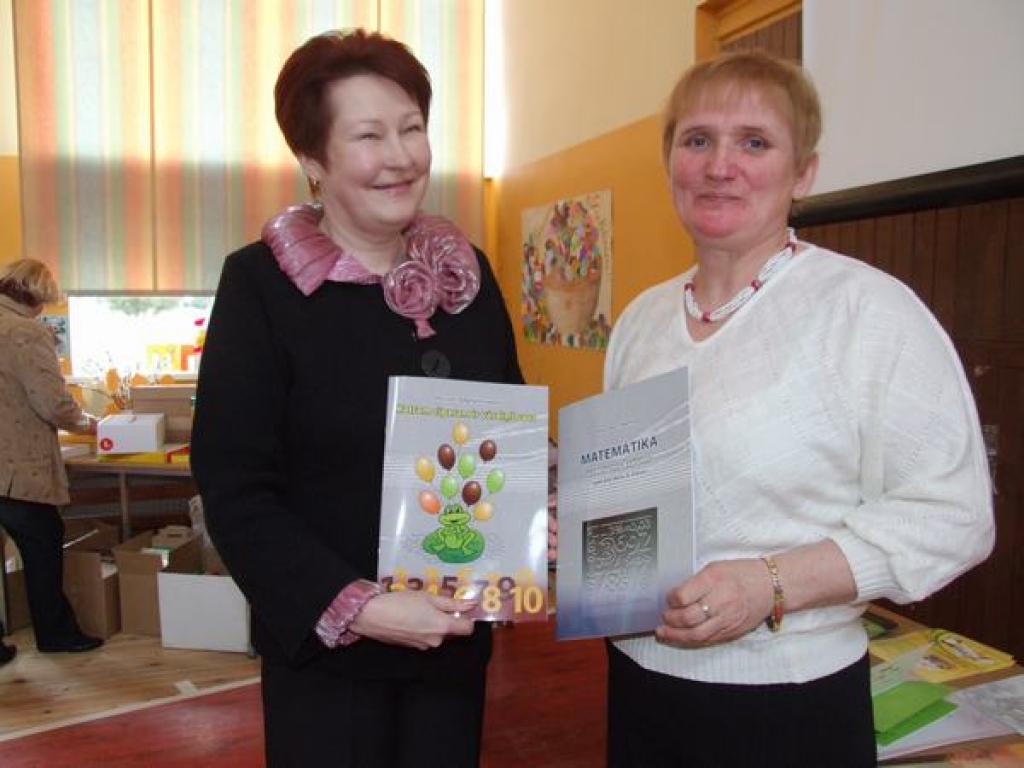 Darbarīks skolotājiem. Grāmatu autores Dagmāra Isajeva (no kreisās) un Irēna Kalniņa.