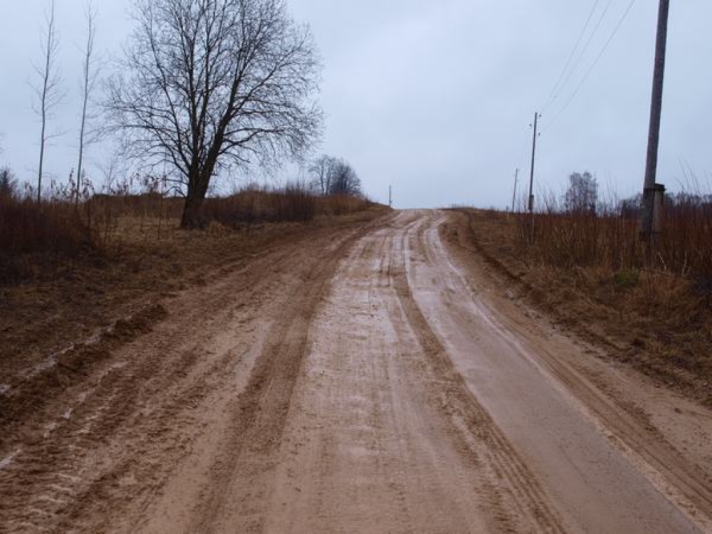 SABOJĀTS. Šo autoceļa  Irši—Ērgļi posmu ar vieglo automašīnu izbraukt ir gandrīz neiespējami.