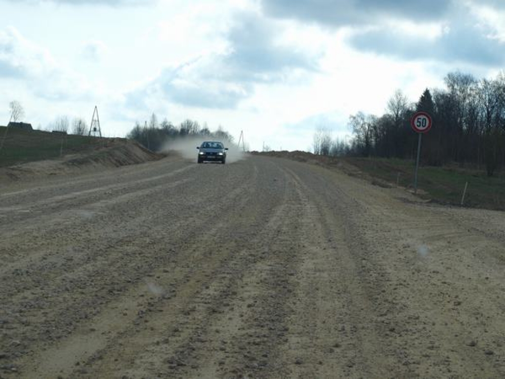 Atsākusies autoceļa Aizkraukle — Jēkabpils posma no pagrieziena uz Aizkraukli līdz Secei pārbūve. Darbus veic SIA “Saldus ceļinieks”. Plānots, ka asfaltu uzlies līdz 2010. gada oktobrim. 
Autors: Indulis Burka