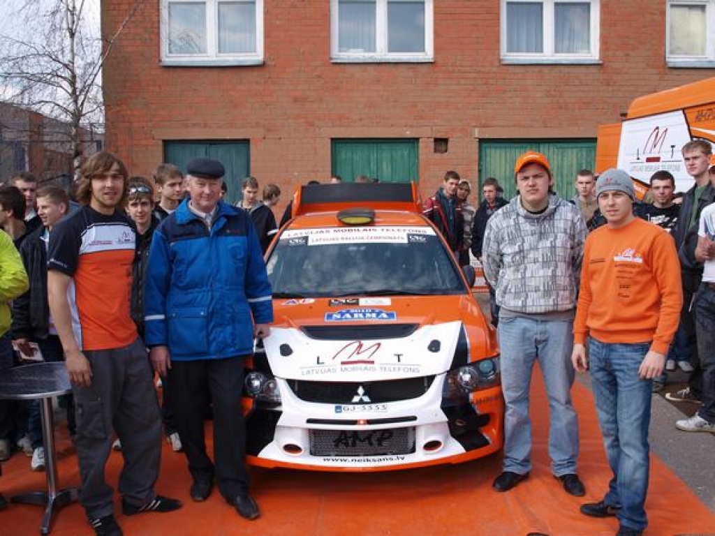 Aizkraukles arodvidusskolā vakar viesojās LMT autorallija komandas pārstāvji. Autosportisti Māris un Andis Neikšāni jauniešiem stāstīja par autosportu un ralliju. 
Autors: Jānis Ozoliņš