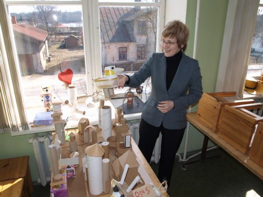 Pļaviņu mākslas skolas audzēkņi šopavasar iekārtojuši interesantas instalācijas. Tās izvietotas skolas gaiteņos un pie skolas ieejas durvīm. Instalācijas veidotas no dažādiem savu laiku nokalpojušiem sadzīves priekšmetiem. 
Autors: Indulis Burka