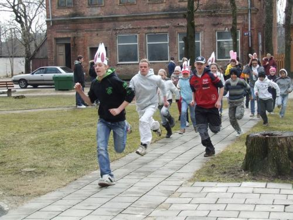 Jaunjelgavā laukumā pie Lauvas  vakar notika Lieldienu zaķu skrējiens, olu ripināšana, olu krāsošana, olu kaujas, lieldienīgas stafetes.
Autors: Jānis Ozoliņš