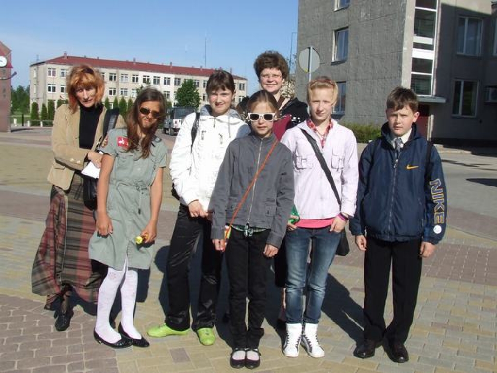 UZ PILI. Kopā ar skolotājām Inesi Dembovsku un Zandu Grigāni no rīta pirms došanās uz prezidenta pili sapulcējušās mākslas skolas audzēkņi Luīze Liene Tatarčuka (no kreisās), Vendija Madara Kanāne, Rūta Liepiņa, Anastasija Saļņikova un Andris Maiželis. 
