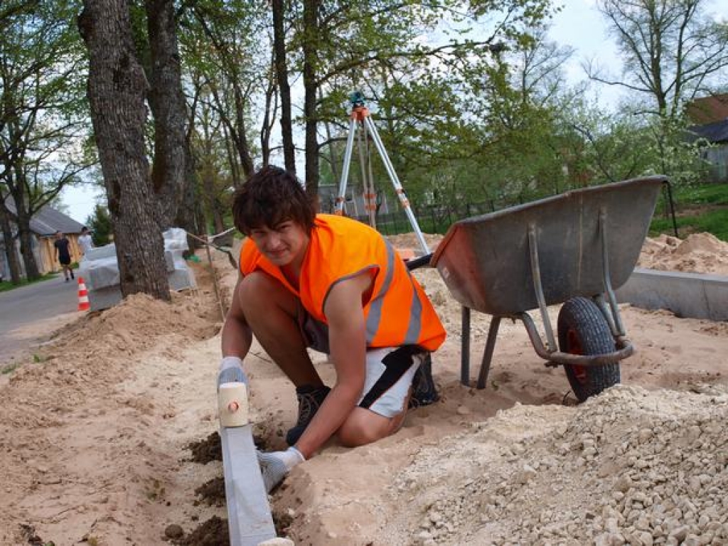 LĪMENĪ. SIA “Skalds” strādnieks Mārtiņš Gražulis ierīko celiņa nomales. 
