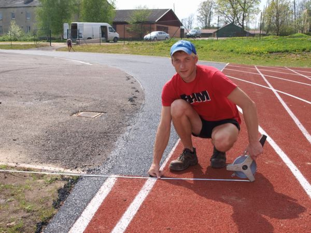 ĀRVALSTU PIEREDZE. SIA “Kanstet” strādnieks Ritvars Trubačs šobrīd klāj Bebru stadiona jauno segumu. Ziemā šo pašu darbu viņš veica arī kādā sporta centrā Bagdādē Irākā. 
