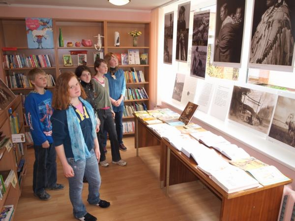 INTERESE. Par fotoizstādi visvairāk interesējas jaunākie bibliotēkas apmeklētāji