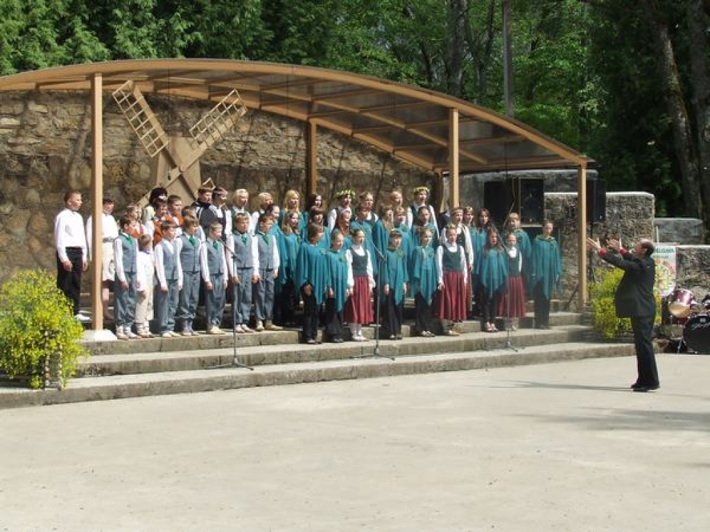 Staburaga pagasta Vīgantes parkā notika pirmie novada svētki „Saulīt, mana krustamāte, pār Daugavu roku deva”. Svētkos piedalījās 31 kolektīvs no deviņiem novadiem. 
Autors: Sarmīte Drapāne