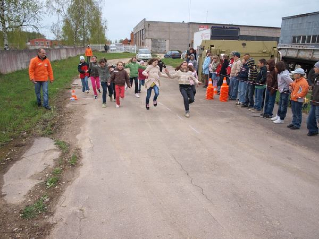 Šodien Aizkraukles pilsētas sākumskolas 3. un 4. klašu skolēniem notika Swedbank Ceļa skolas nodarbība. Bērniem atgādināja, cik svarīgi ir ievērot ceļu satiksmes noteikumus un, braucot automašīnā, lietot drošības jostu.
Autors: Indulis Burka