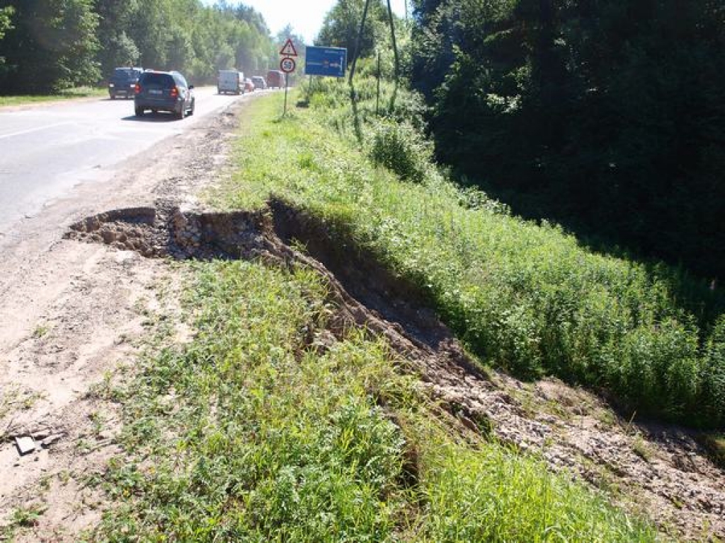 BĪSTAMI. Ūdens autoceļa Aizkraukle—Bauska malā izskalojis pamatīgu robu.