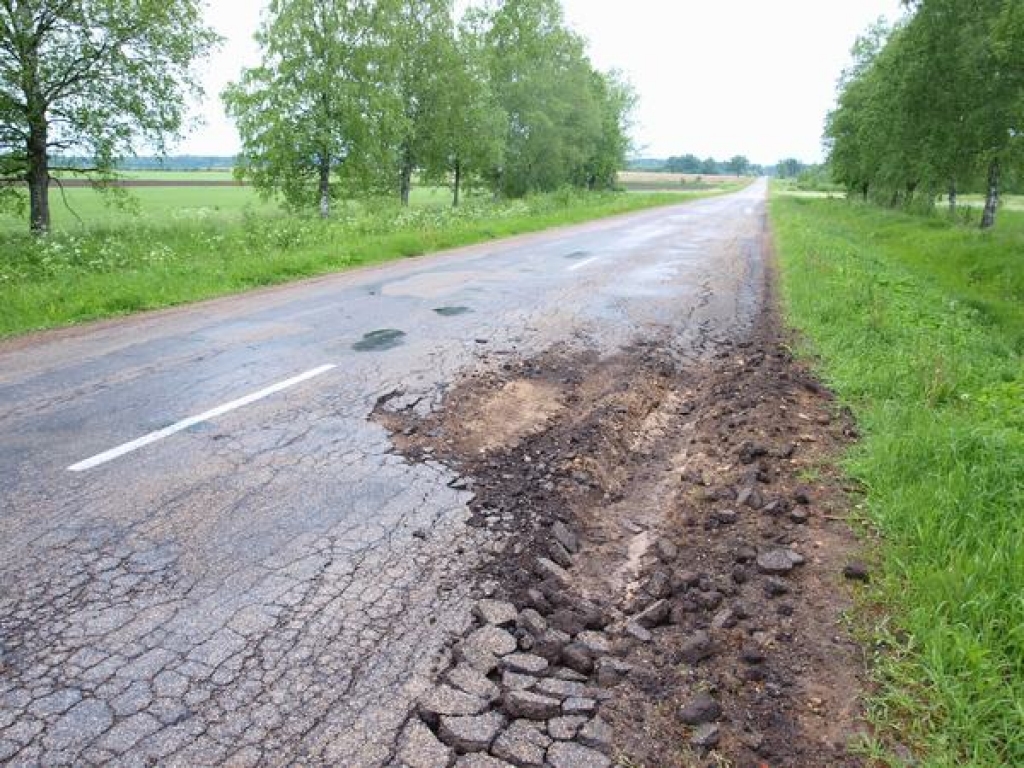 PRĀVA BEDRE. Kravas automašīnas salauzušas autoceļa Līgatne—Skrīveri segumu.  