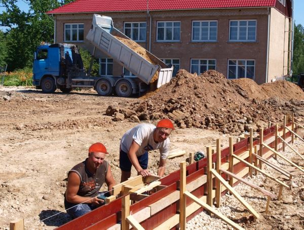 TOP PAMATI. Veidņus betonēšanai ierīko firmas “RRKP būve” strādnieki Justs Brazausks (no kreisās) un Andis Grandāns.   