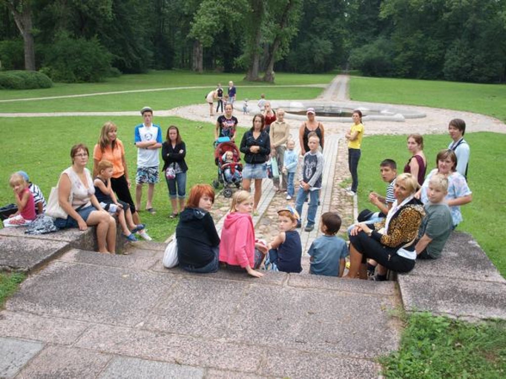 Latvijā lielākā krīzes centra “Māras centrs” dalībnieki devušies divu dienu izbraukumā uz Skrīveriem un Koknesi, kura laikā apmeklēja vietējos tūrisma objektus, “Likteņdarzā” iestādīja vairākus kociņus, klausījās lekcijas.
Autors: Indulis Burka